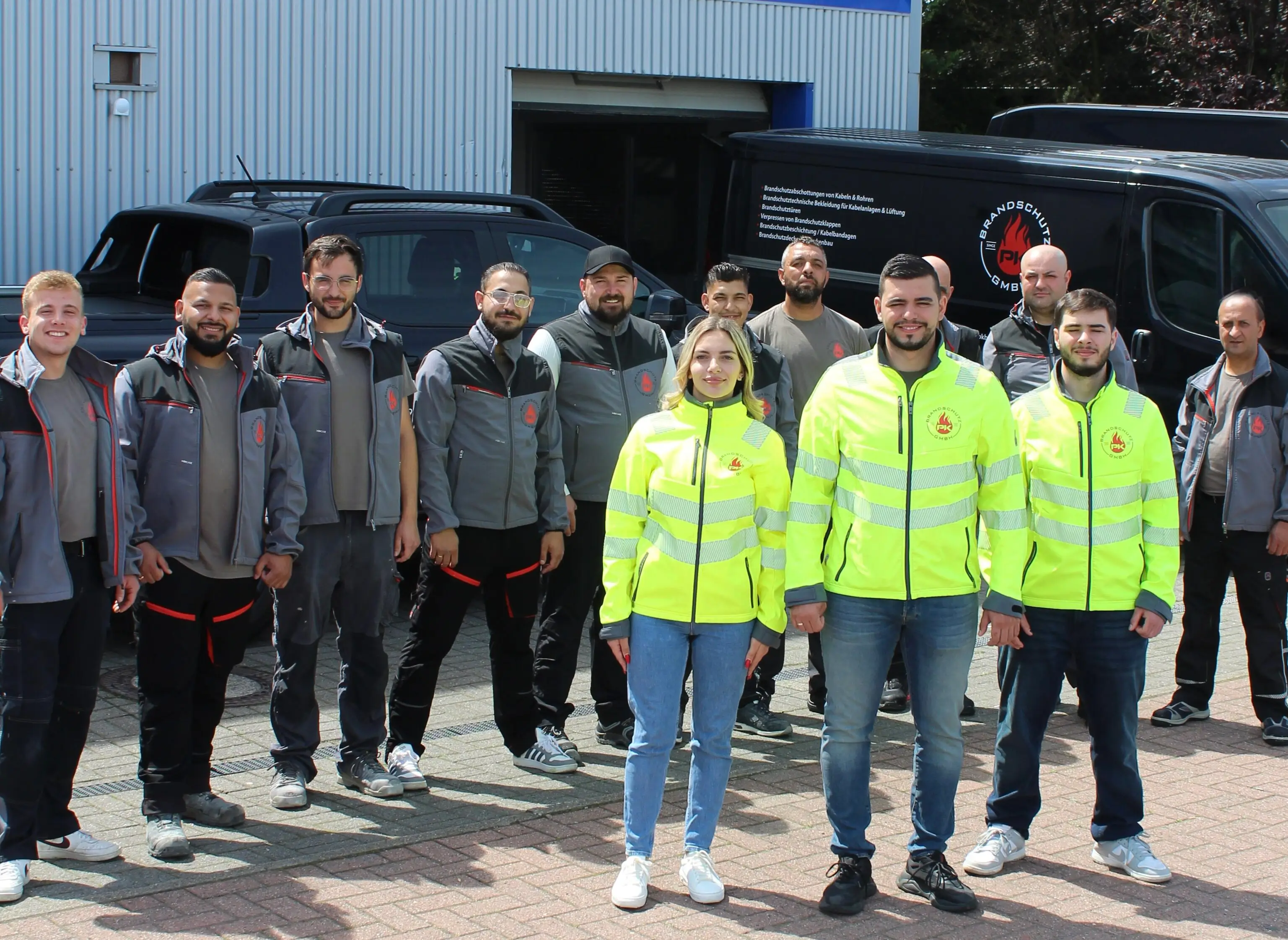 Das Team der PK Brandschutz GmbH vor der Werkstatt in Garbsen